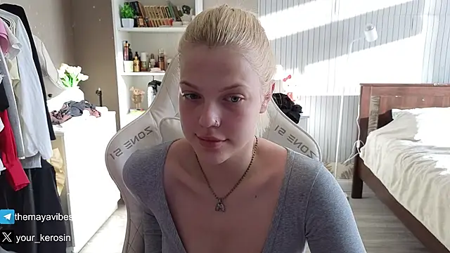 Snapshot of Maya_Rave chatting on July 18, 3:37 am Maya Rave online show from July 18, 3:37 am