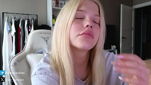 Snapshot of Maya_Rave chatting on July 5, 3:22 am Maya Rave online show from July 5, 3:22 am