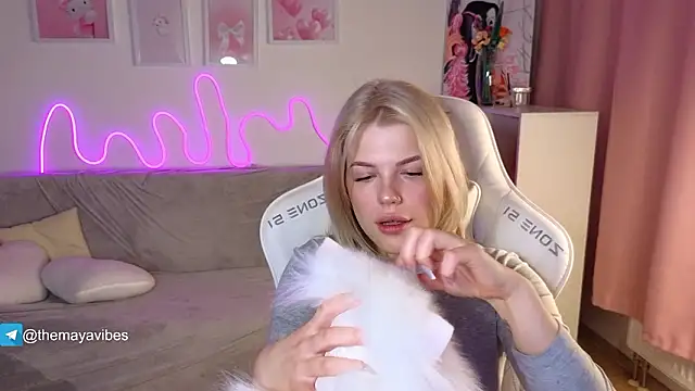 Snapshot of Maya_Rave chatting on February 1, 3:27 am Maya Rave online show from February 1, 3:27 am