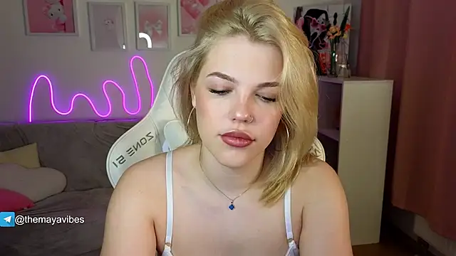 Snapshot of Maya_Rave chatting on February 13, 3:28 am Maya Rave online show from February 13, 3:28 am