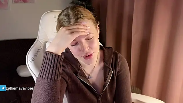 Snapshot of Maya_Rave chatting on January 14, 3:43 am Maya Rave online show from January 14, 3:43 am