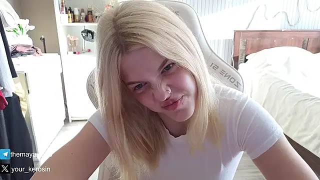 Snapshot of Maya_Rave chatting on July 17, 3:37 am Maya Rave online show from July 17, 3:37 am