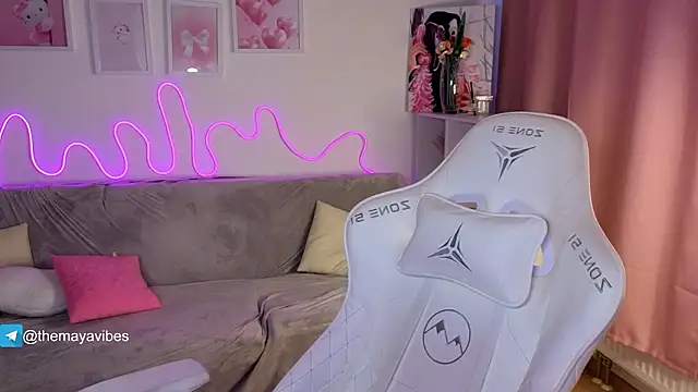 Snapshot of Maya_Rave chatting on February 3, 6:40 am Maya Rave online show from February 3, 6:40 am