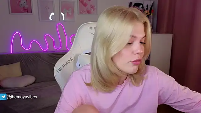 Snapshot of Maya_Rave chatting on February 10, 3:27 am Maya Rave online show from February 10, 3:27 am