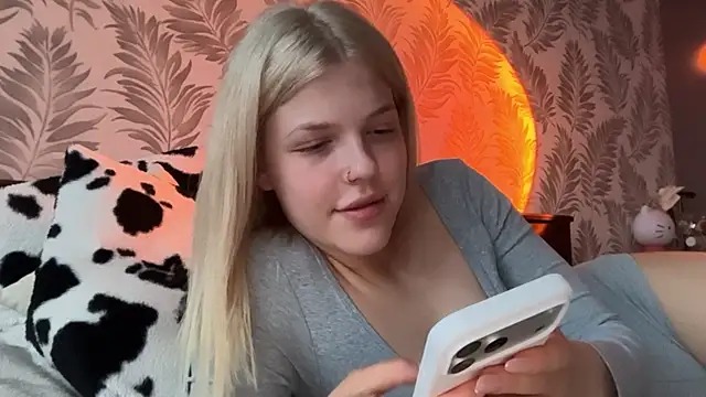 Snapshot of Maya_Rave chatting on July 6, 6:43 pm Maya Rave online show from July 6, 6:43 pm