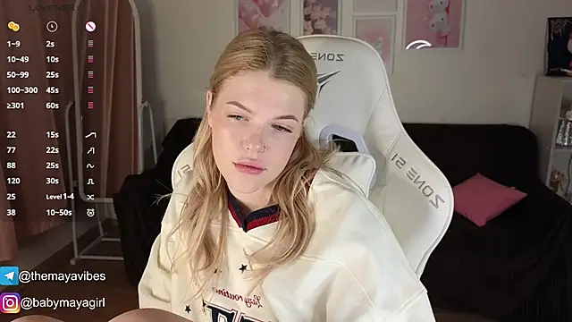 Snapshot of Maya_Rave chatting on November 17, 4:05 am Maya Rave online show from November 17, 4:05 am