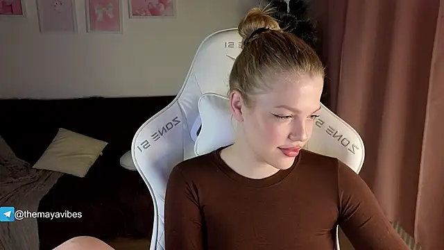 Snapshot of Maya_Rave chatting on January 18, 3:54 am Maya Rave online show from January 18, 3:54 am