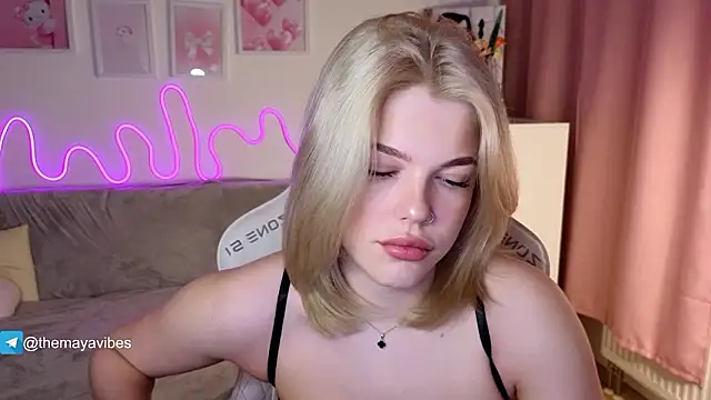 Snapshot of Maya_Rave chatting on February 5, 3:24 am Maya Rave online show from February 5, 3:24 am