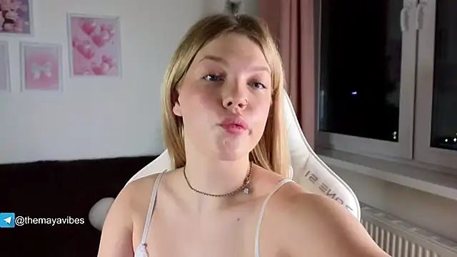 Snapshot of Maya_Rave chatting on January 9, 3:57 am Maya Rave online show from January 9, 3:57 am