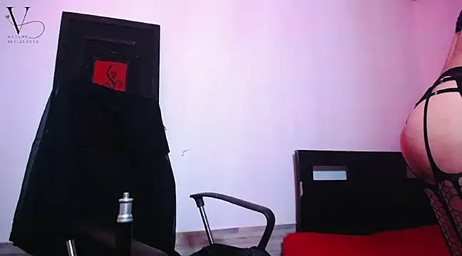 Madamebeelzeboss online show from December 12, 1:21 am