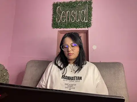 Snapshot of PoliBenett_ chatting on February 11, 5:29 pm PoliBenett online show from February 11, 5:29 pm