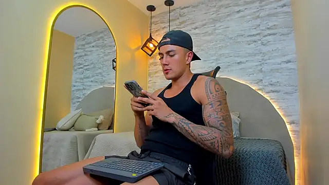 Snapshot of Aron_Bolt chatting on November 14, 1:20 am Aron Bolt online show from November 14, 1:20 am