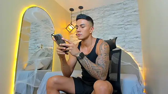 Snapshot of Aron_Bolt chatting on October 18, 9:06 pm Aron Bolt online show from October 18, 9:06 pm