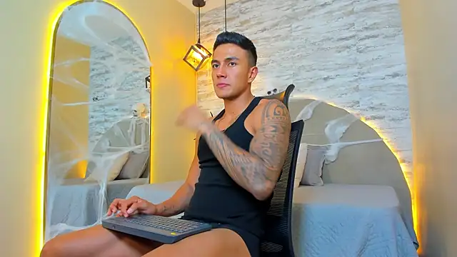 Snapshot of Aron_Bolt chatting on October 24, 10:09 pm Aron Bolt online show from October 24, 10:09 pm