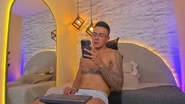 Aron Bolt online show from February 5, 12:45 pm