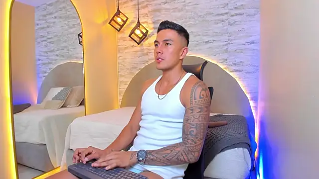 Snapshot of Aron_Bolt chatting on November 2, 11:32 pm Aron Bolt online show from November 2, 11:32 pm