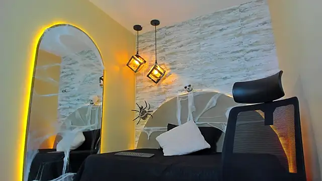 Snapshot of Aron_Bolt chatting on October 23, 11:25 pm Aron Bolt online show from October 23, 11:25 pm