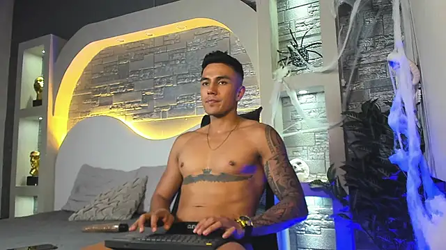 Snapshot of Aron_Bolt chatting on November 1, 8:36 pm Aron Bolt online show from November 1, 8:36 pm