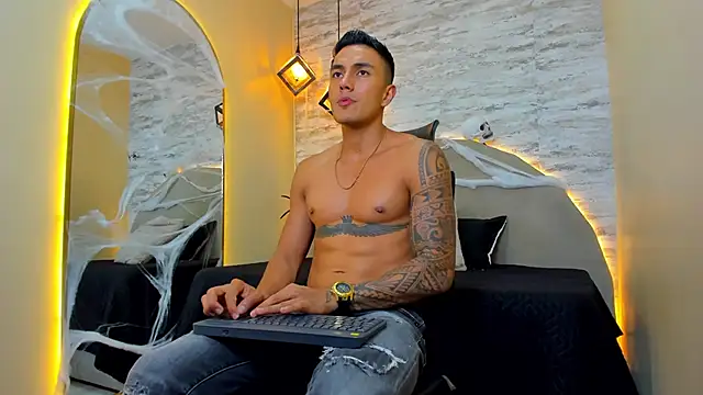 Snapshot of Aron_Bolt chatting on October 31, 12:29 am Aron Bolt online show from October 31, 12:29 am