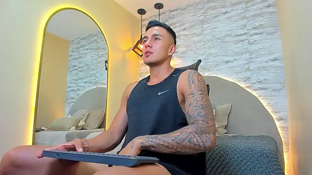 Snapshot of Aron_Bolt chatting on November 9, 10:14 pm Aron Bolt online show from November 9, 10:14 pm