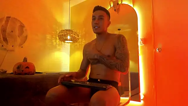 Snapshot of Aron_Bolt chatting on November 1, 2:07 am Aron Bolt online show from November 1, 2:07 am