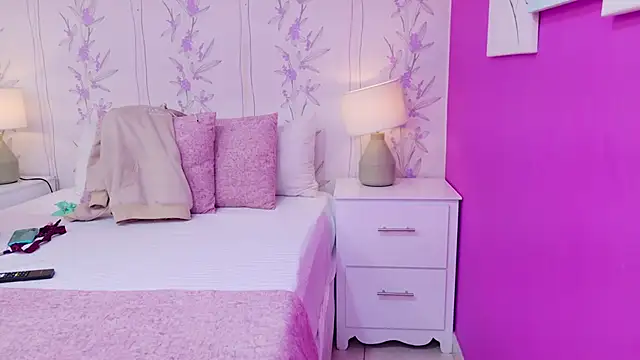 HazelMoret online show from October 3, 11:45 am