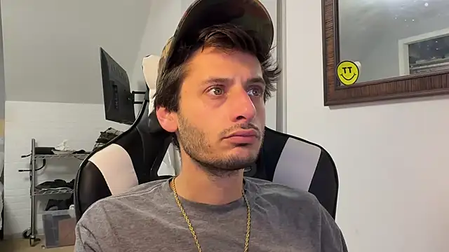 Snapshot of Dylansd chatting on December 24, 10:28 pm Dylansd online show from December 24, 10:28 pm