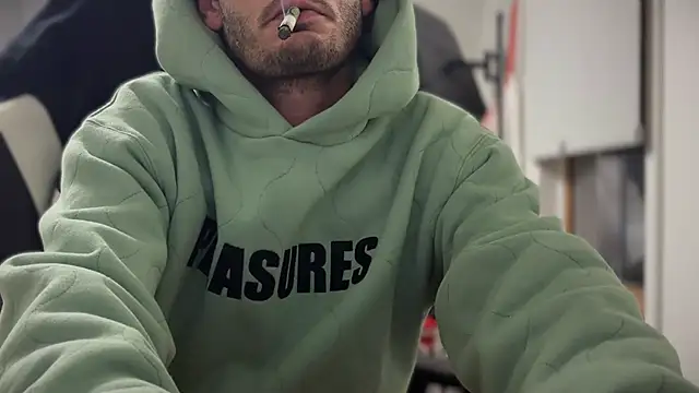 Snapshot of Dylansd chatting on December 13, 9:02 am Dylansd online show from December 13, 9:02 am