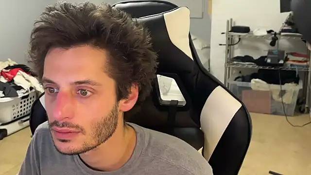 Snapshot of Dylansd chatting on December 27, 4:04 am Dylansd online show from December 27, 4:04 am