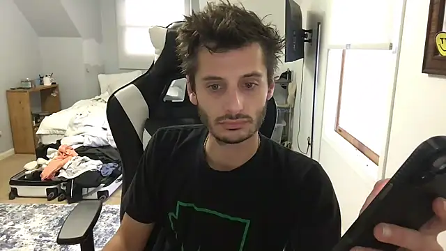 Snapshot of Dylansd chatting on December 16, 8:26 pm Dylansd online show from December 16, 8:26 pm