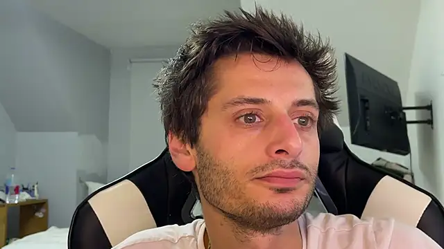 Snapshot of Dylansd chatting on December 22, 12:28 am Dylansd online show from December 22, 12:28 am