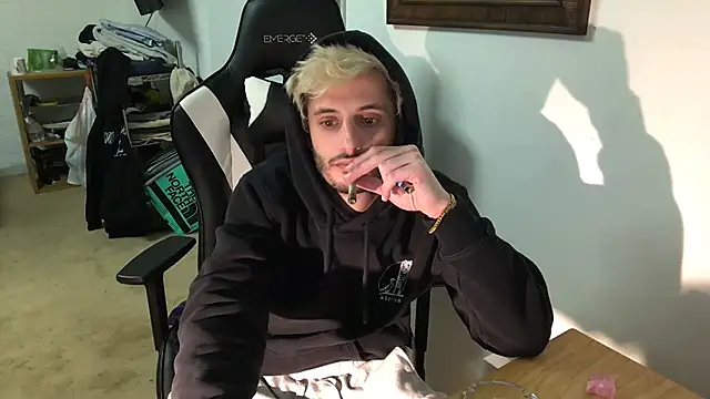 Snapshot of Dylansd chatting on March 4, 6:47 am Dylansd online show from March 4, 6:47 am