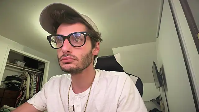 Snapshot of Dylansd chatting on December 16, 1:31 am Dylansd online show from December 16, 1:31 am