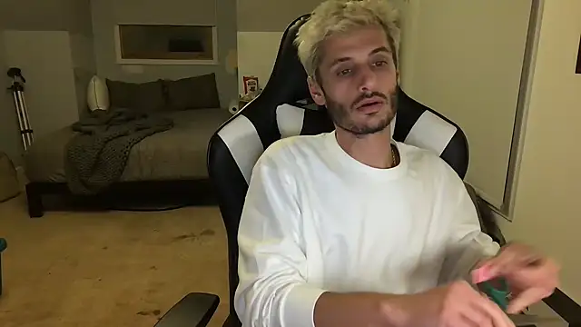 Snapshot of Dylansd chatting on February 5, 3:34 am Dylansd online show from February 5, 3:34 am