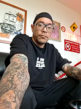 mileflav0r online show from April 13, 7:01 am