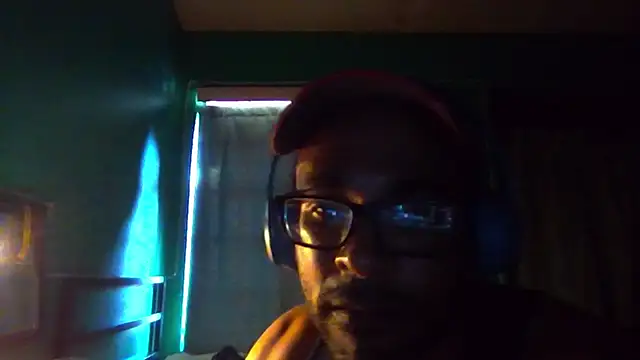 Snapshot of _______the chatting on December 13, 8:04 pm the online show from December 13, 8:04 pm