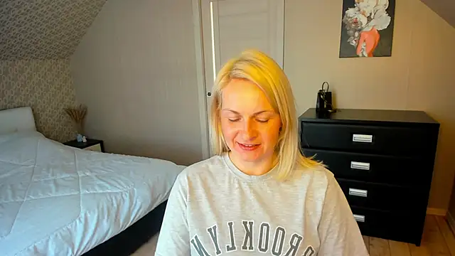 Alicee Gracee online show from November 26, 10:15 am