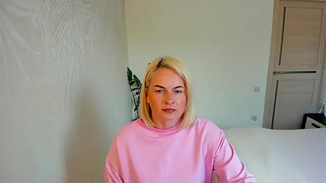 Snapshot of Alicee_Gracee chatting on June 21, 8:20 am Alicee Gracee online show from June 21, 8:20 am