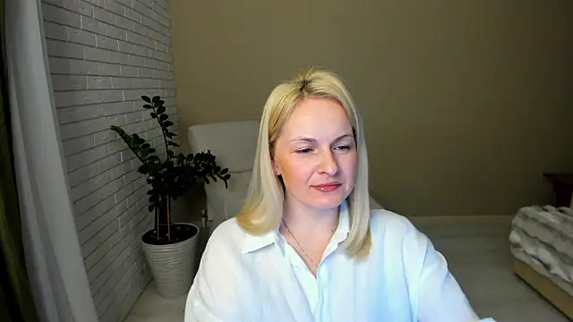 Alicee Gracee online show from February 16, 7:45 pm