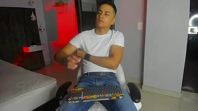 Snapshot of Lucii_fer_ chatting on November 12, 11:36 am Lucii fer online show from November 12, 11:36 am