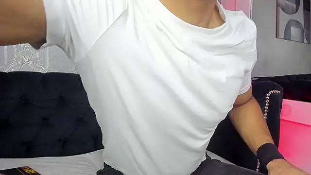 Snapshot of Lucii_fer_ chatting on December 15, 11:38 am Lucii fer online show from December 15, 11:38 am