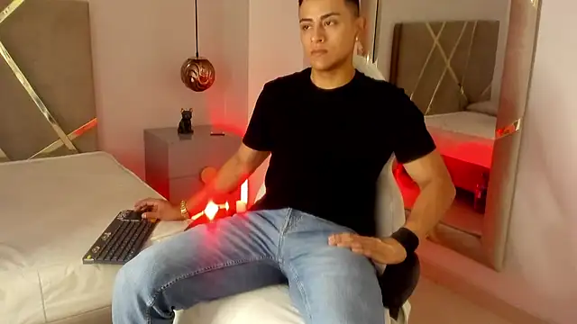 Snapshot of Lucii_fer_ chatting on November 15, 11:36 am Lucii fer online show from November 15, 11:36 am