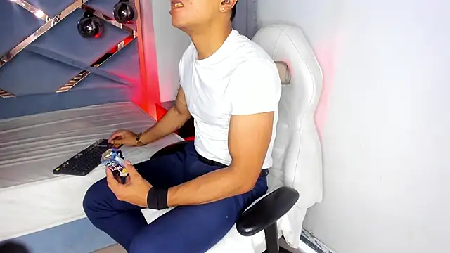 Snapshot of Lucii_fer_ chatting on November 27, 11:54 am Lucii fer online show from November 27, 11:54 am