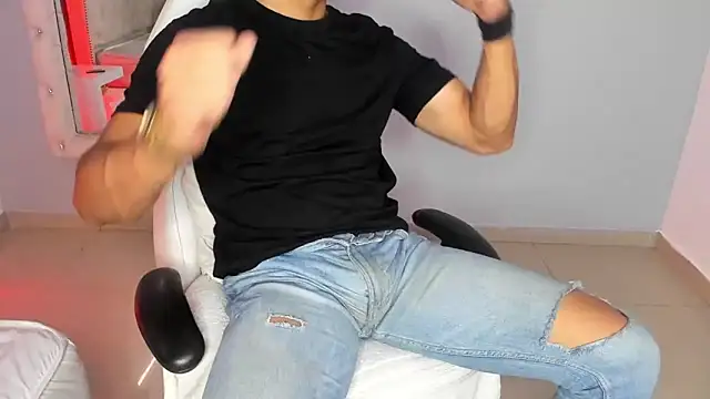 Snapshot of Lucii_fer_ chatting on December 5, 11:31 am Lucii fer online show from December 5, 11:31 am