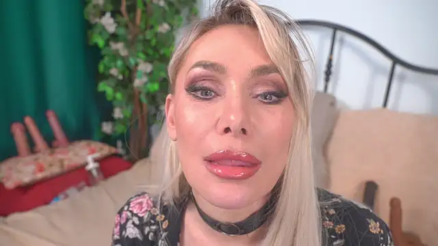 IsadoraDunkan online show from April 16, 8:09 pm