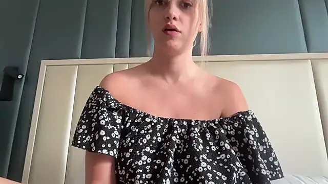 LustfulLuna  online show from May 4, 1:36 pm