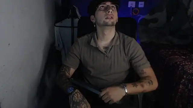 Snapshot of Dereck_Dickson chatting on December 4, 11:04 pm Dereck Dickson online show from December 4, 11:04 pm