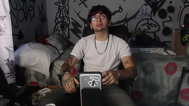 Snapshot of Dereck_Dickson chatting on December 17, 10:26 pm Dereck Dickson online show from December 17, 10:26 pm