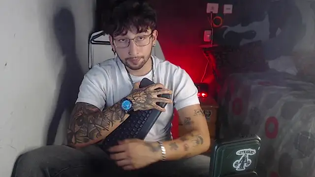 Snapshot of Dereck_Dickson chatting on November 23, 6:12 am Dereck Dickson online show from November 23, 6:12 am