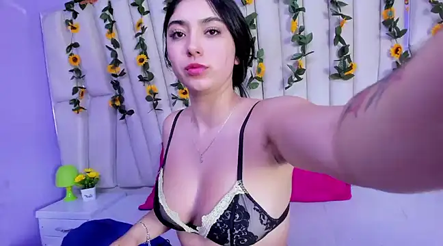 Snapshot of Lucy_Anall_ chatting on February 6, 12:22 am Lucy Anall online show from February 6, 12:22 am